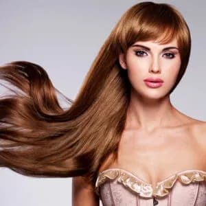 Mulher com prótese capilar feminina